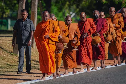 Un moine termine une marche pieds nus au Sri Lanka avec un chien, appelle à la paix