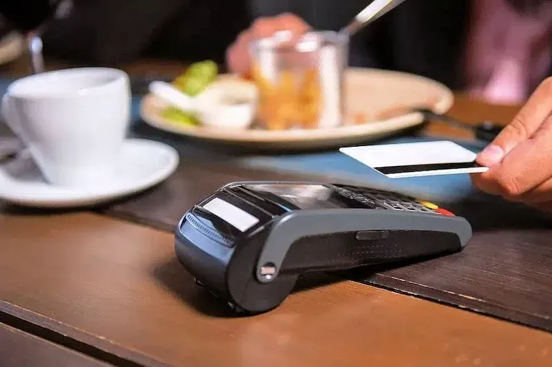 BAM réduit les frais de paiement par carte