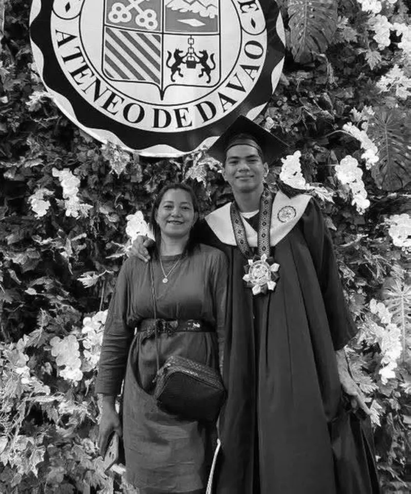 Mère pleure la mort de son fils à l'Ateneo de Manila