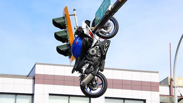 Motocycliste blessé, moto suspendue à un feu à Delta