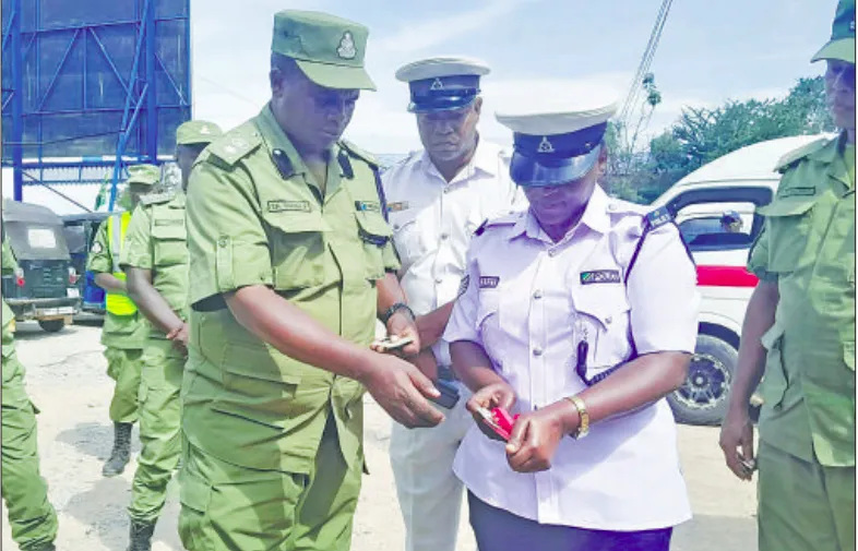Un agent de la circulation de Mwanza conseille les conducteurs sur la sécurité routière