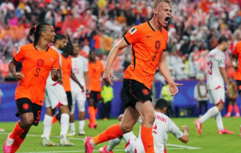 Pays-Bas battent Tunisie, affronteront Maroc; Japon contre Brésil