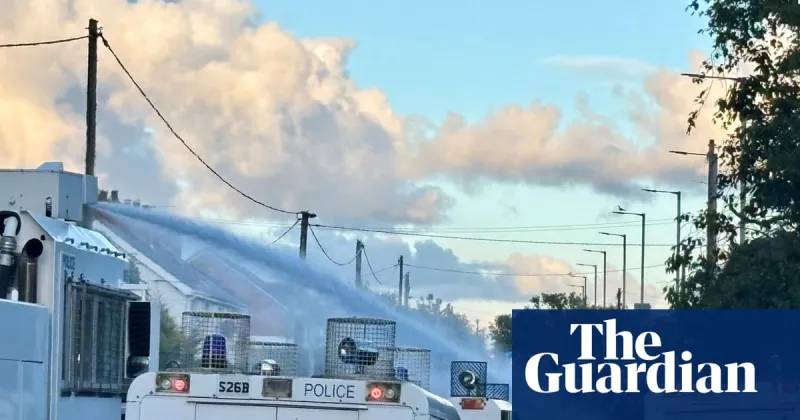 La police utilise des canons à eau contre des émeutiers anti-immigration