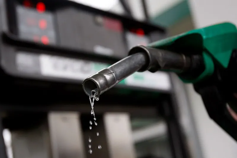 Les stations-service nigérianes réduisent le prix de l'essence à 1 350 N/L