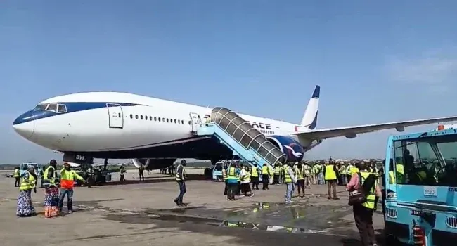 Des Nigérians évacués d'Afrique du Sud arrivent à Lagos