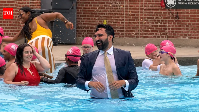 Le maire de NYC Mamdani plonge en costume pour la saison des piscines