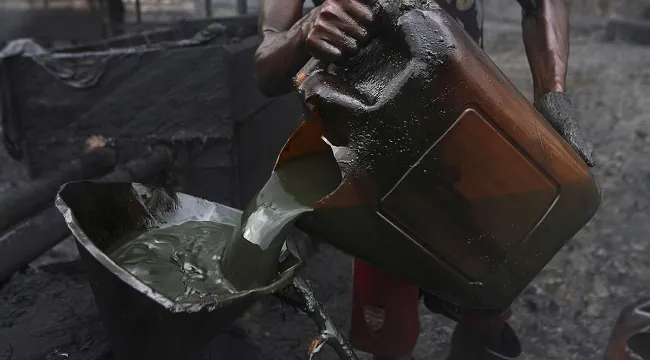 Le pétrole bondit de 4% sur les tensions USA-Iran, les technos chutent
