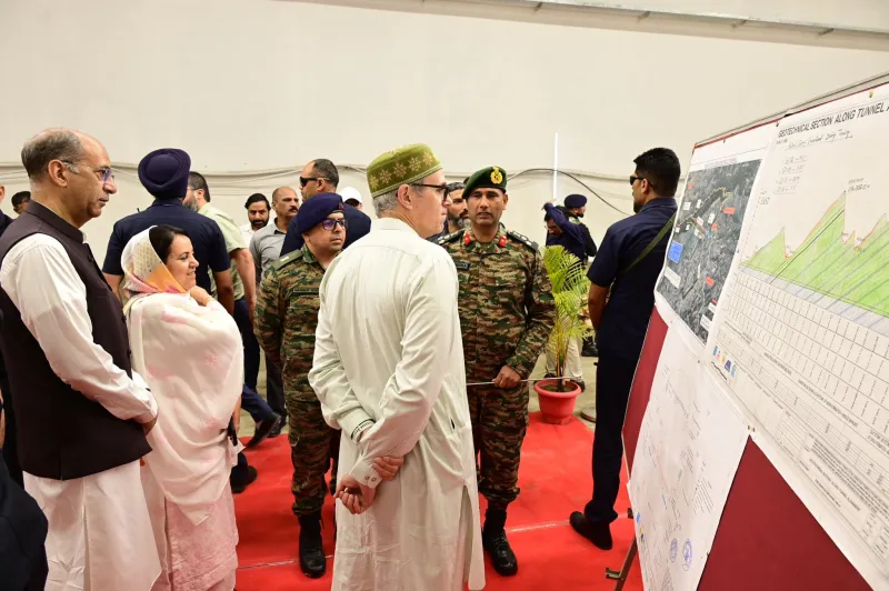 Omar Abdullah examine l'avancement du tunnel de Sungal sur l'autoroute Jammu-Poonch