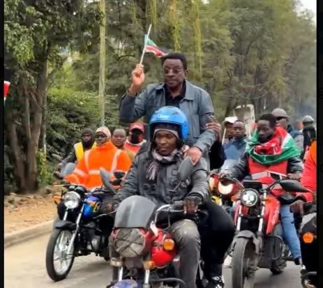 Orengo rejoint la manifestation à Nairobi en moto