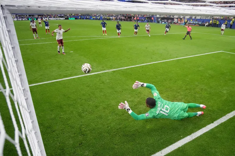 Oyarzabal ouvre le score pour l'Espagne sur penalty
