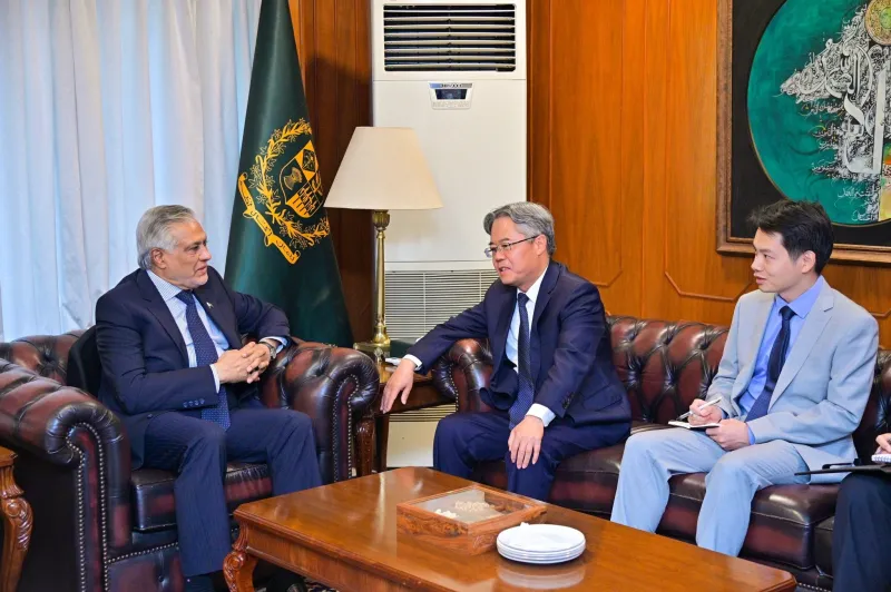 Le Pakistan et la Chine réaffirment leurs liens ; Dar rencontre l'envoyé