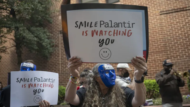Palantir annonce une croissance de 85 % de ses revenus et relève ses prévisions pour 2026