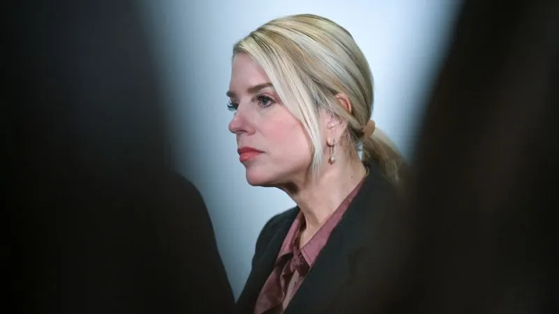 Pam Bondi diagnostiquée d'un cancer de la thyroïde, en convalescence