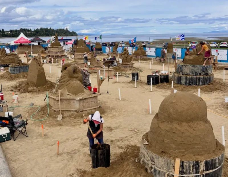 Sculptures de sable vandalisées à Parksville, artiste restaure