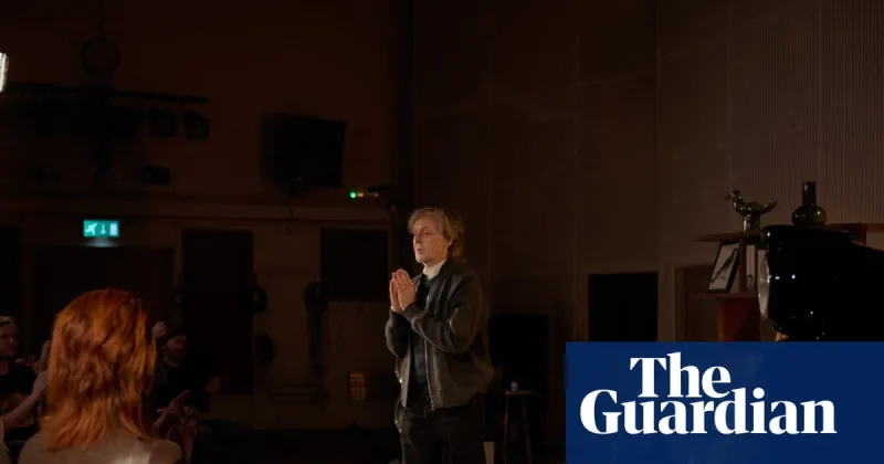 Paul McCartney joue de nouvelles chansons à Abbey Road pour ses fans