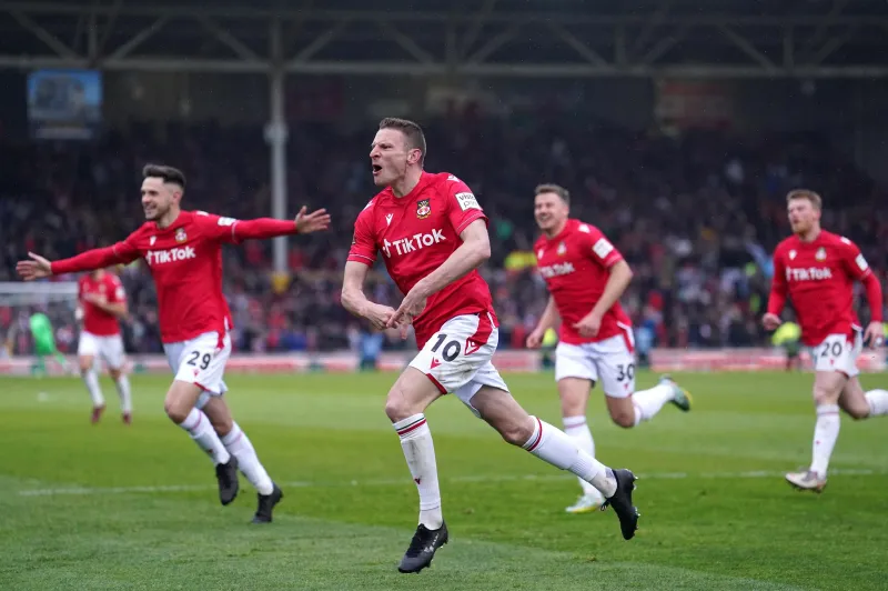 Paul Mullin quitte Wrexham, les fans chantent 'Légende'