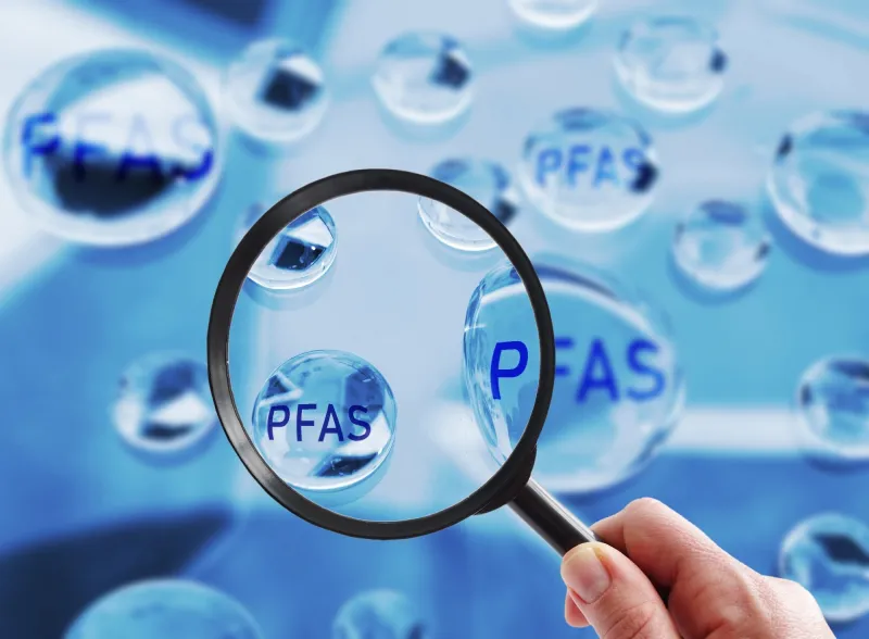 Contamination PFAS dans l'eau ultrapure : risques labo