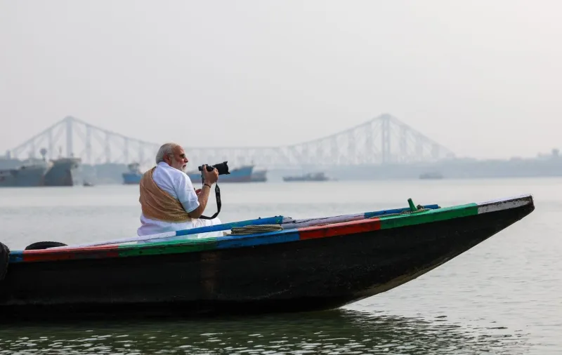 Le PM Modi fait une promenade en bateau sur la rivière Hooghly à Kolkata