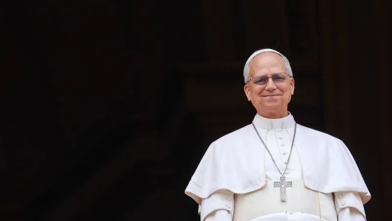 Le pape François conduit une voiture à boîte manuelle