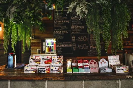 Snacks protéinés : emballages durables et étiquettes propres