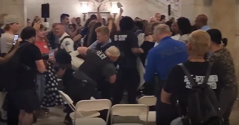 Manifestant interpellé lors du discours du maire de St. Louis