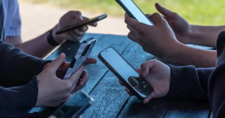 Les provinces attendent les détails de l'interdiction fédérale des réseaux sociaux