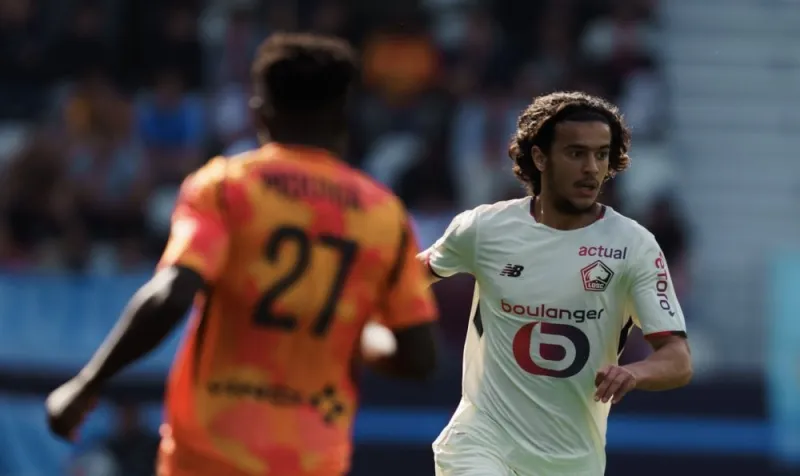 Le PSG suit de près Bouaddi, indécis sur son avenir international