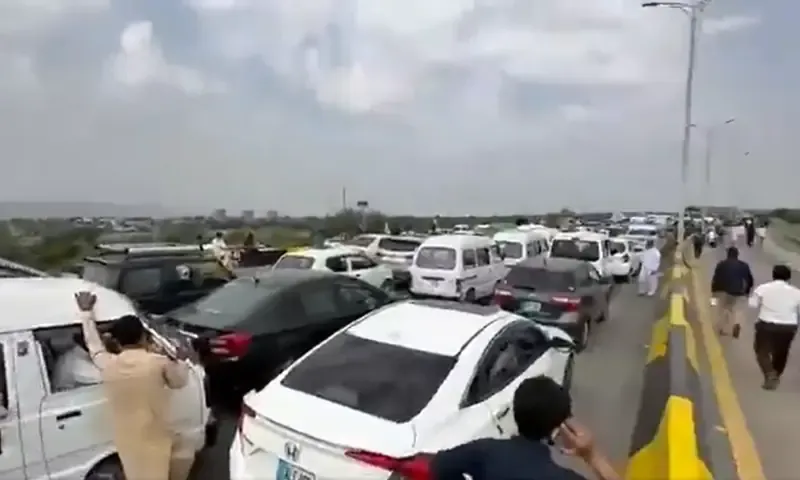 Asad Qaiser du PTI affirme avoir été empêché d'accéder à l'aéroport d'Islamabad
