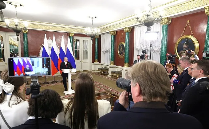 Poutine répond aux questions des médias sur des sujets clés
