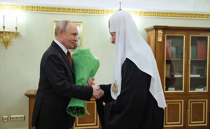 Poutine félicite le patriarche Cyrille pour sa fête