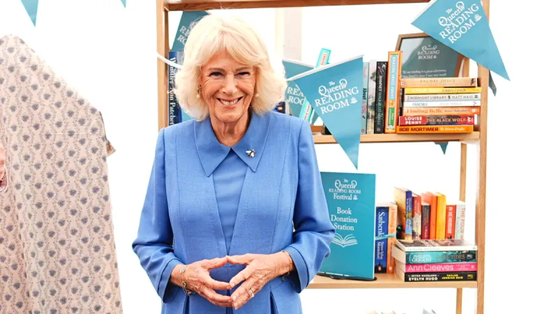 La reine Camilla plaisante sur de faux auteurs lors d'un événement caritatif