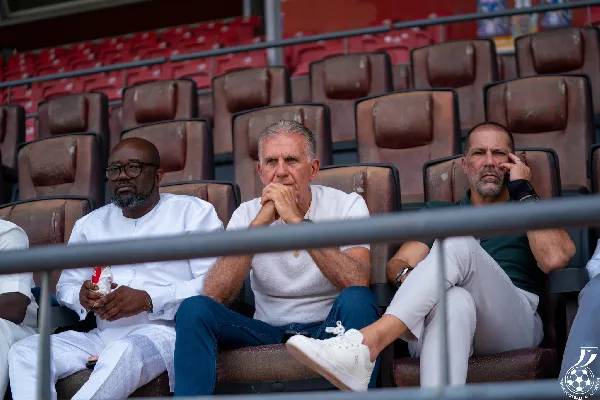 Queiroz observe l'entraînement des Black Galaxies