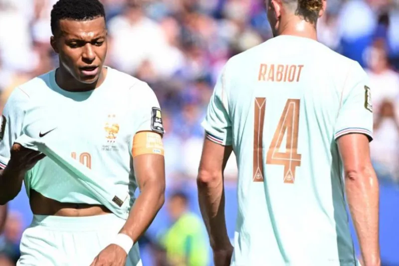Main de Rabiot avant le but de Mbappé contre le Maroc ?