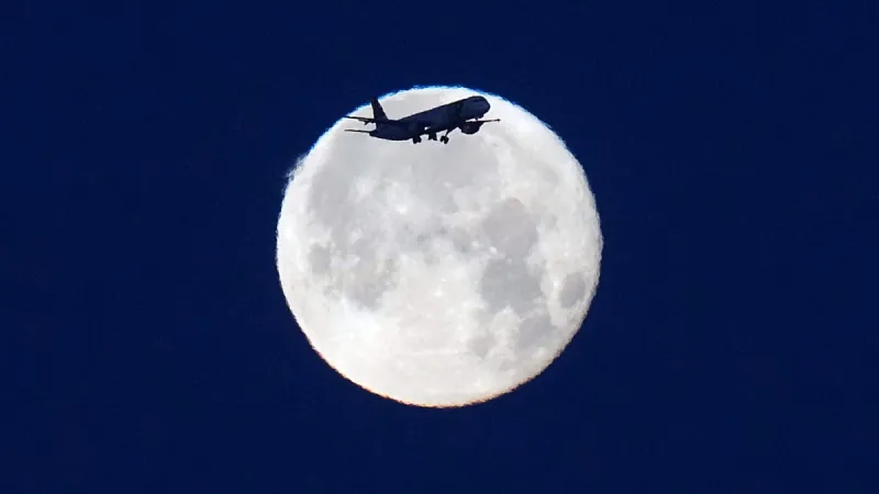 Rare Lune des Fraises illumine le ciel de Lisbonne