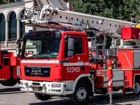 Camion de recyclage tombe dans une fosse, opérateur secouru