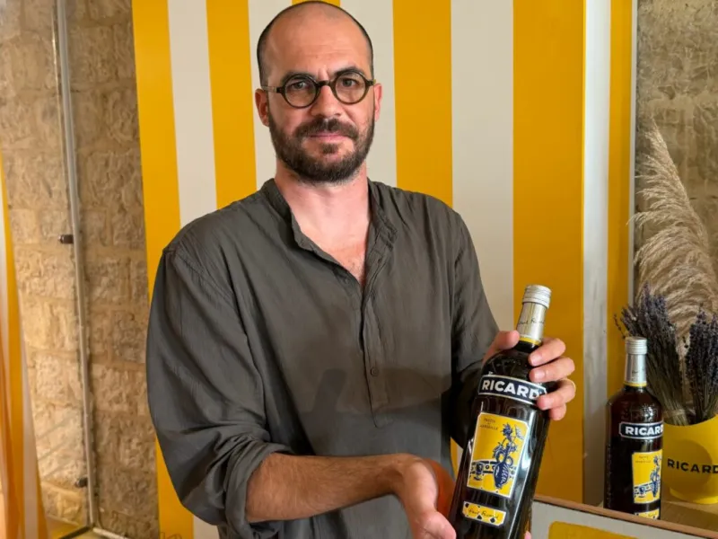 La bouteille Ricard se transforme en œuvre d'art