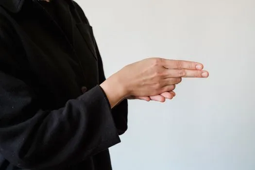 Tendre la main droite : symbolisme et contexte