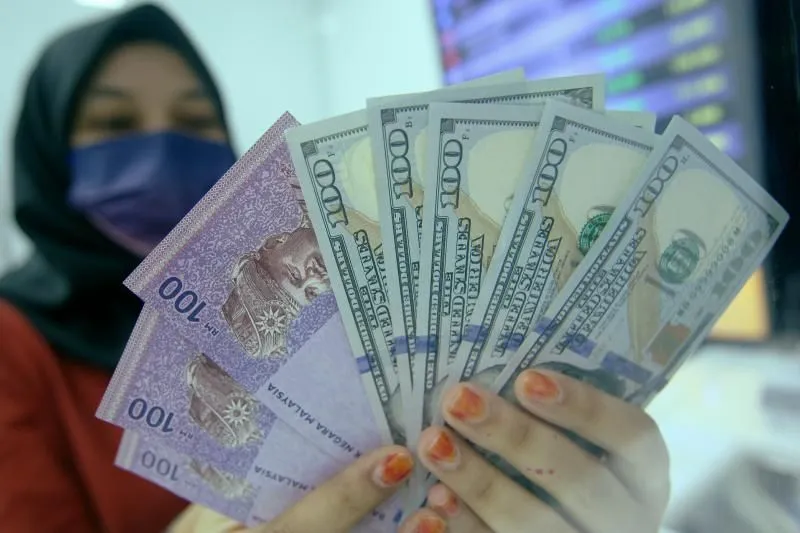 Ringgit ouvre en légère hausse face au dollar américain