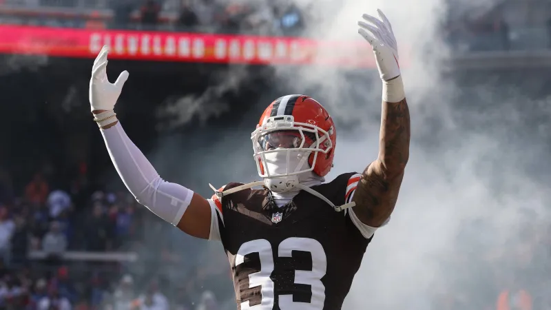 Ronnie Hickman présenté avant le match Browns-Bills