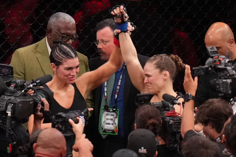Rousey soumet Carano en 17 secondes lors de son retour