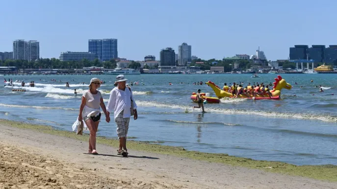 Les Russes à la plage ressentent encore la guerre