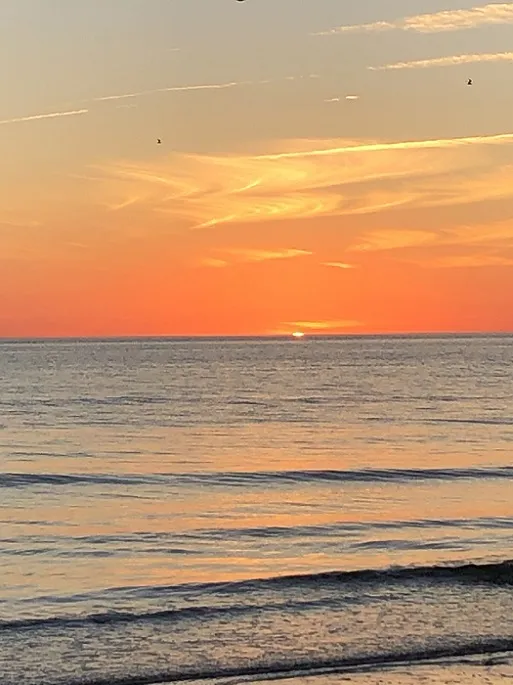 Le sable du Sahara persiste, mais les couchers de soleil restent vibrants à Englewood