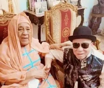 Salif Keita pleure Hadja Andrée Touré : « Ma dernière maman nous a quittés »