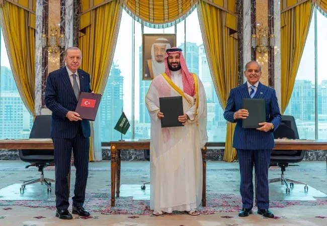Saudi Arabia, Pakistan, Turkey Sign Defense Pact