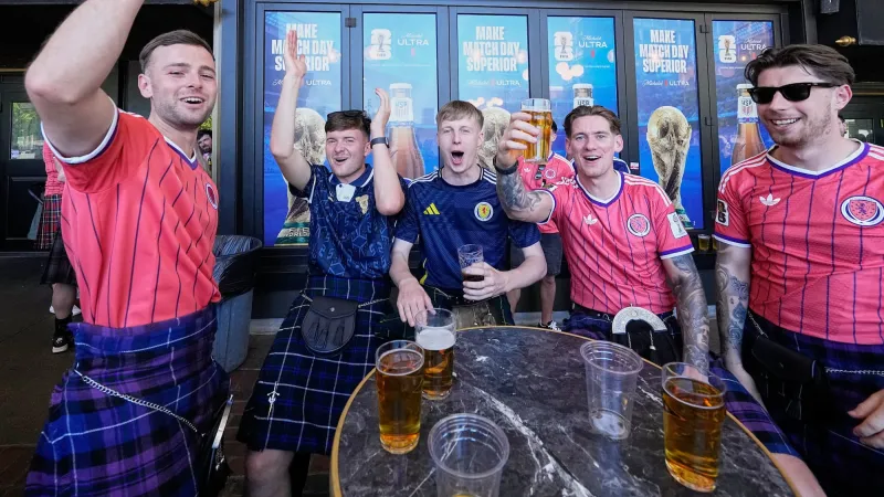 Les Écossais mettent les bars de Boston à sec