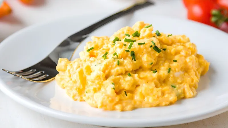 Topping pour œufs brouillés : boost de saveur fraîche