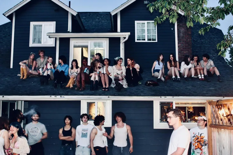 Les concerts maison à Seattle unissent les créatifs du U-District