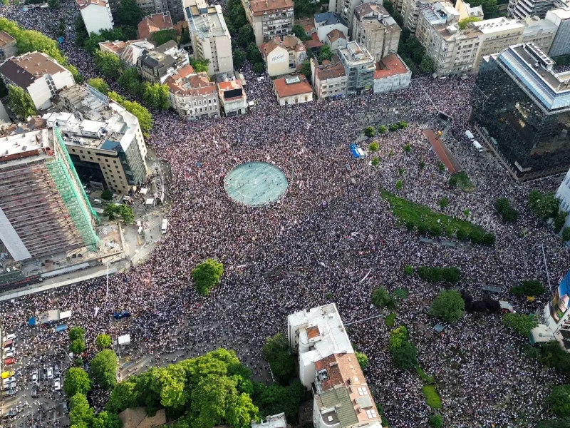 Serbie: des dizaines de milliers de manifestants exigent des élections anticipées