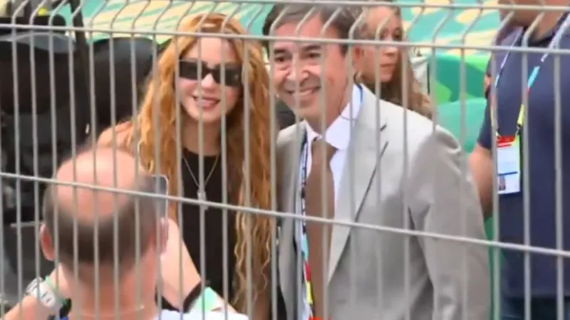 Shakira distrait un journaliste en direct