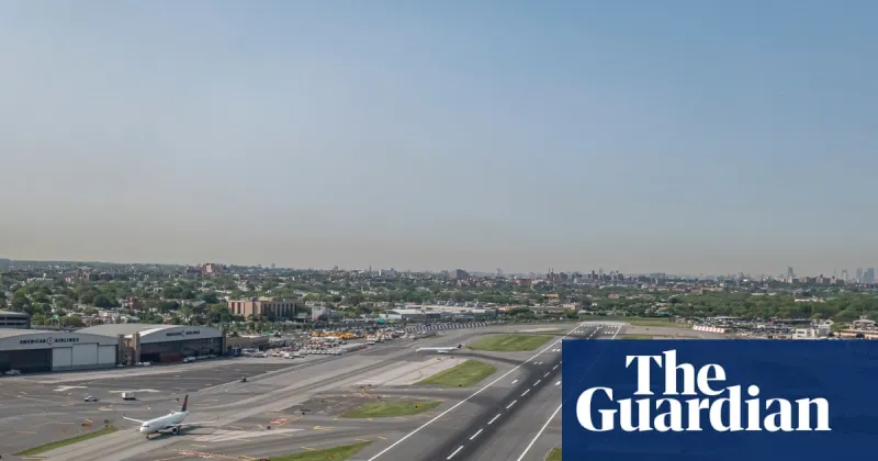 Un gouffre ferme une piste à l'aéroport LaGuardia